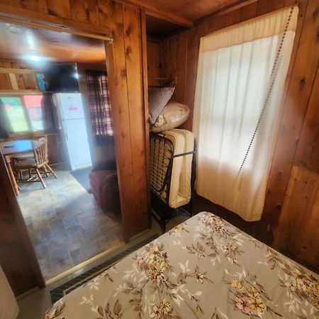 Cabin 2 Manistique Bagian luar foto