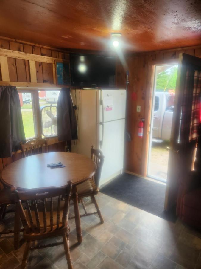 Cabin 2 Manistique Bagian luar foto