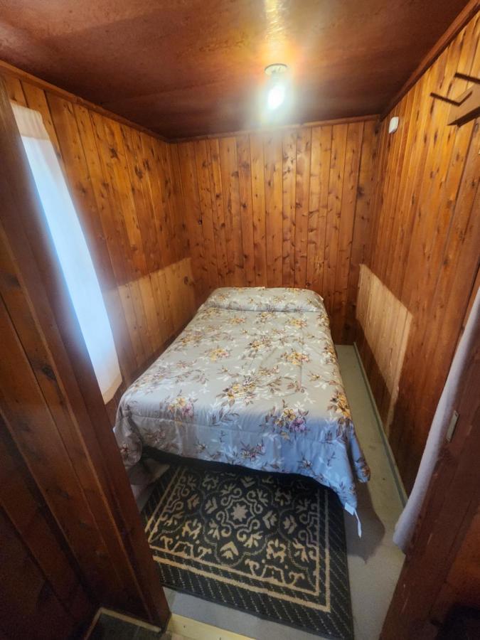Cabin 2 Manistique Bagian luar foto