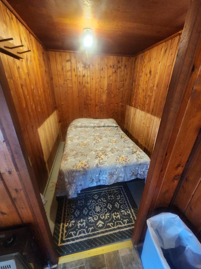 Cabin 2 Manistique Bagian luar foto